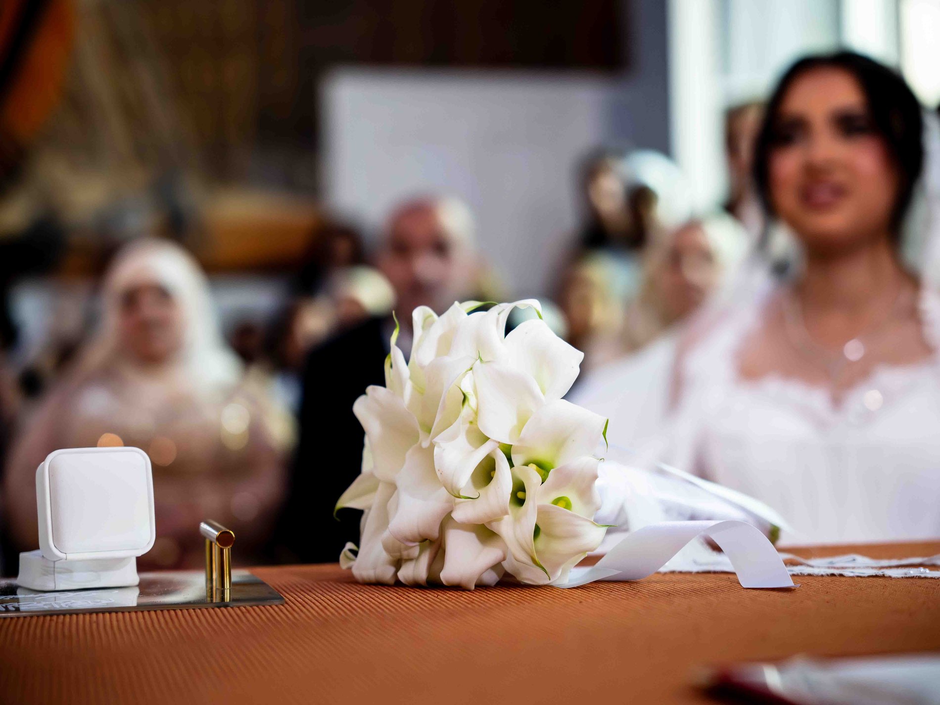 Alliances et bouquet posés sur la table de cérémonie