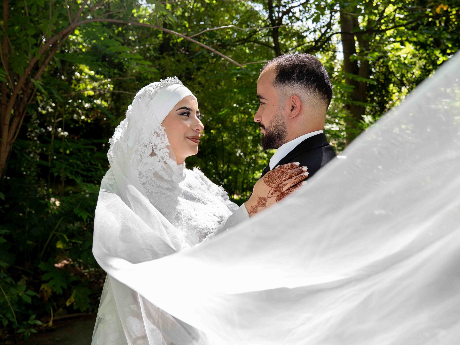 Le voile s'envole autour des mariés, en pleine nature