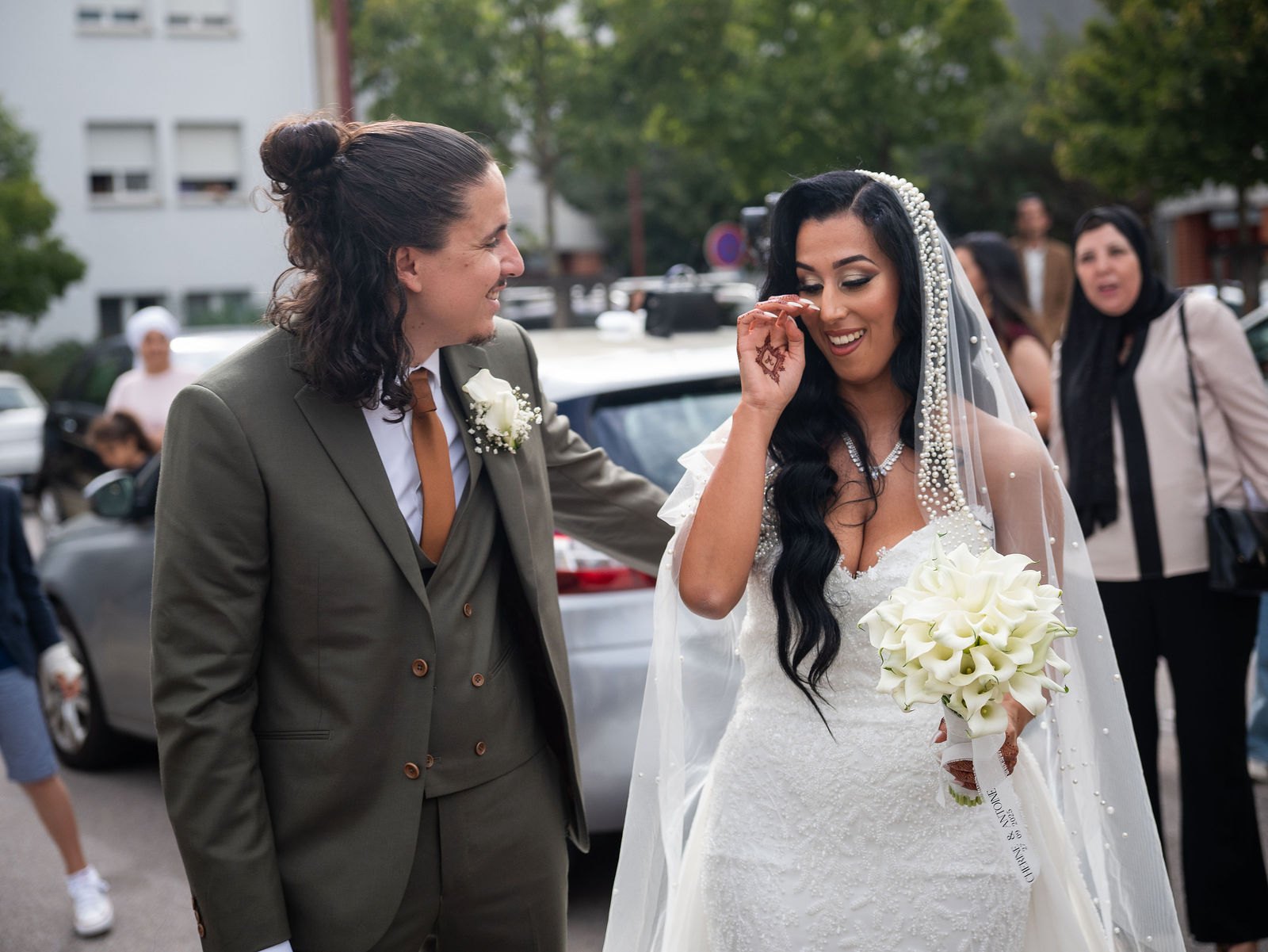 Instant complice avant la cérémonie, la mariée retouche son henné