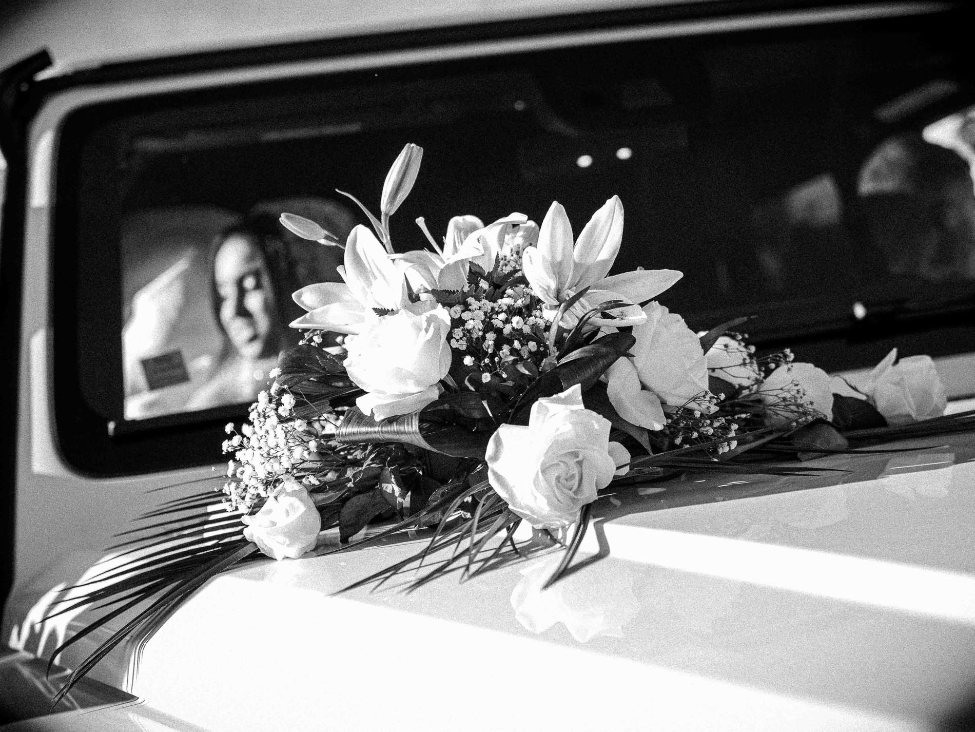 Bouquet posé sur le toit de la voiture, en noir et blanc