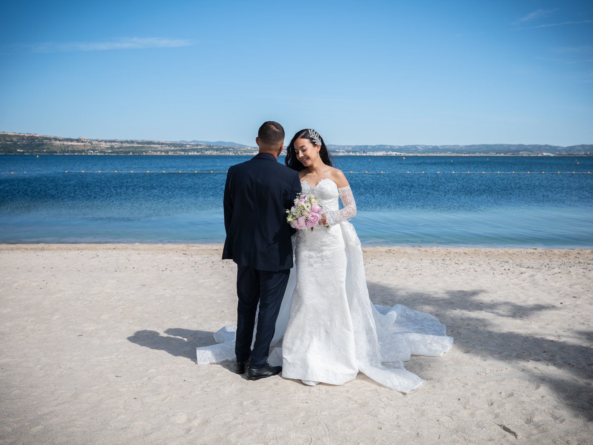 Les mariés de dos, face au rivage