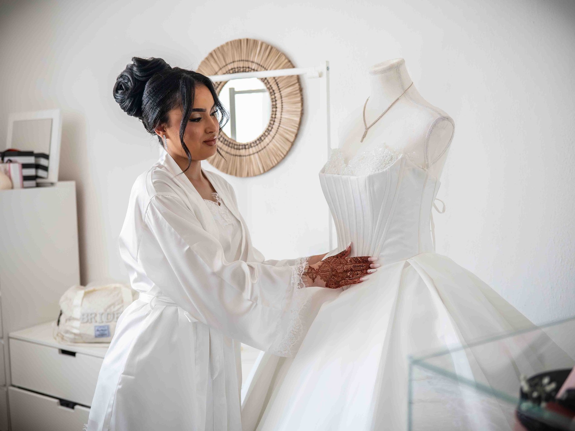 La mariée ajuste sa robe avant la cérémonie
